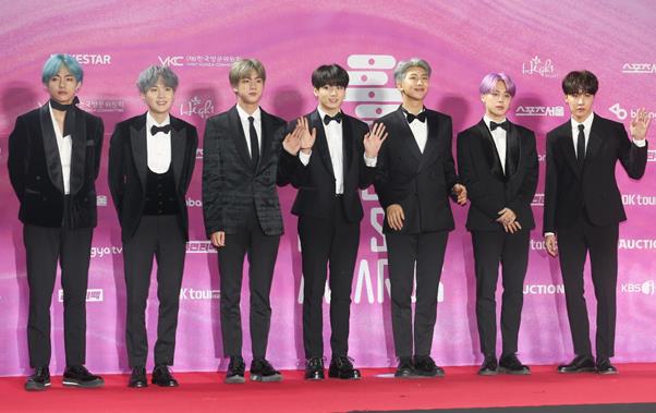 The group BTS attended the 28th High1 Seoul Song Award red carpet event held at Gocheok Sky Dome in Guro-gu, Seoul on the afternoon of the 15th.BTS won three awards, including the Grand Prize, the Best Album Award, and the Main Award at the 28th High1 Seoul Song Awards. BTS won the Grand Prize for the second consecutive year only in the Seoul Song Awards.