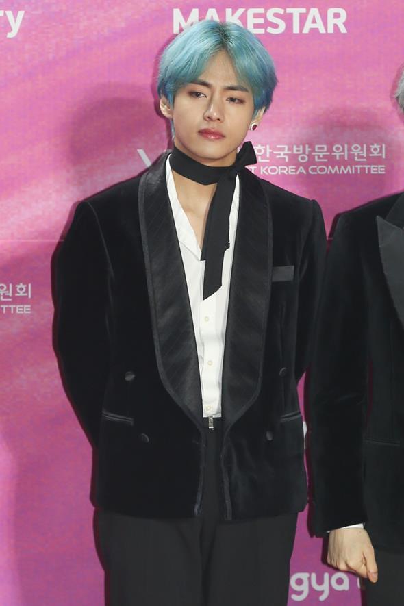 Group BTS member BUI attended the 28th High1 Seoul Song Award red carpet event held at Gocheok Sky Dome in Guro-gu, Seoul on the afternoon of the 15th.BTS won three awards, including the Grand Prize, the Best Album Award, and the Main Award at the 28th High1 Seoul Song Awards. BTS won the Grand Prize for the second consecutive year only in the Seoul Song Awards.