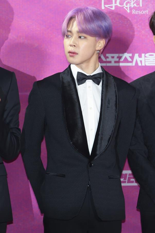 Group BTS member Ji Min attended the 28th High1 Seoul Song Award red carpet event held at Gocheok Sky Dome in Guro-gu, Seoul on the afternoon of the 15th.BTS won three awards, including the Grand Prize, the Best Album Award, and the Main Award at the 28th High1 Seoul Song Awards. BTS won the Grand Prize for the second consecutive year only in the Seoul Song Awards.