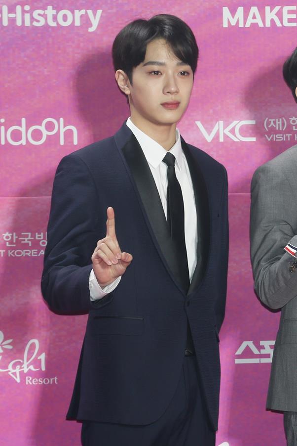 Group Wanna One member Ry Kwanlin attended the 28th High1 Seoul Song Award red carpet event held at Gocheok Sky Dome in Guro-gu, Seoul on the afternoon of the 15th.Wanna One, whose contract ended last year, won the Grand Prize and the Fandom School Award at the Seoul Song Awards ahead of the finale concert at the end of this month and expressed gratitude for the love of fans.