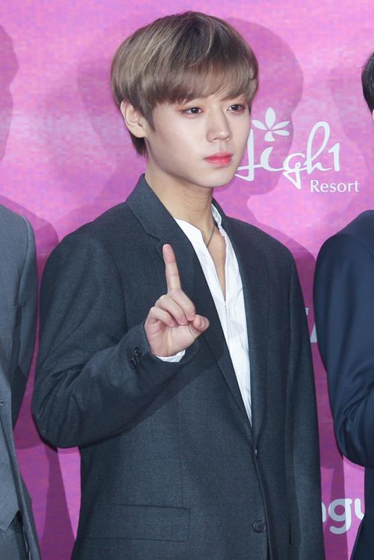 Group Wanna One member Park Ji-hoon attended the 28th High1 Seoul Song Award red carpet event held at Gocheok Sky Dome in Guro-gu, Seoul on the afternoon of the 15th.Wanna One, whose contract ended last year, won the Grand Prize and the Fandom School Award at the Seoul Song Awards ahead of the finale concert at the end of this month and expressed gratitude for the love of fans.