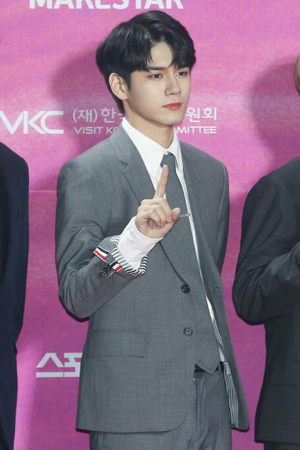 Group Wanna One member Ong Sung Woo attended the 28th High1 Seoul Song Award red carpet event held at Gocheok Sky Dome in Guro-gu, Seoul on the afternoon of the 15th.Wanna One, whose contract ended last year, won the Grand Prize and the Fandom School Award at the Seoul Song Awards ahead of the finale concert at the end of this month and expressed gratitude for the love of fans.