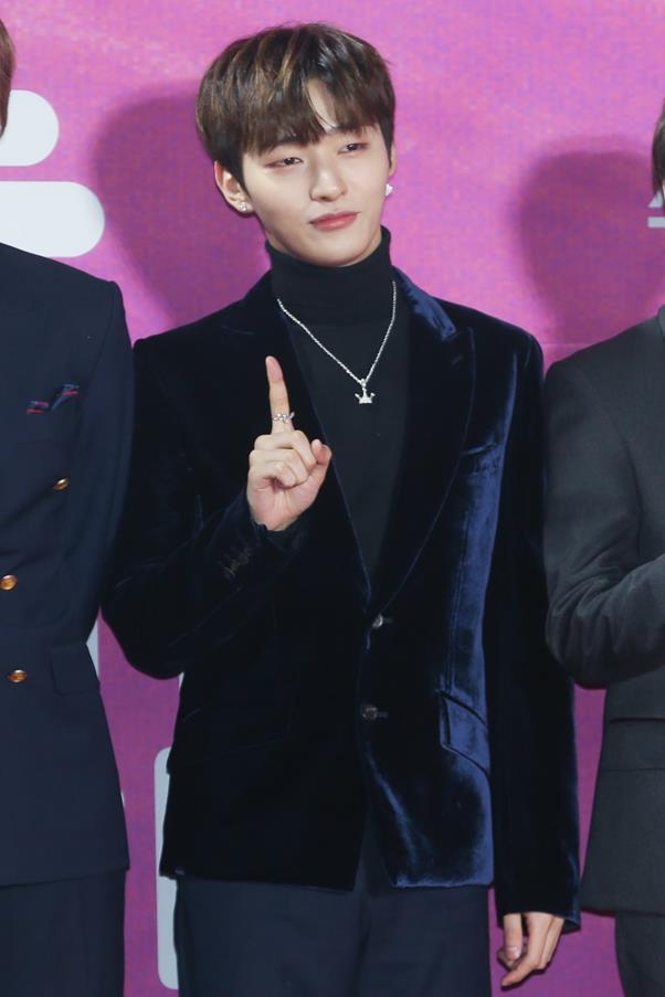 Group Wanna One member Yoon Ji-sung attended the 28th High1 Seoul Song Award red carpet event held at Gocheok Sky Dome in Guro-gu, Seoul on the afternoon of the 15th.Wanna One, whose contract ended last year, won the Grand Prize and the Fandom School Award at the Seoul Song Awards ahead of the finale concert at the end of this month and expressed gratitude for the love of fans.