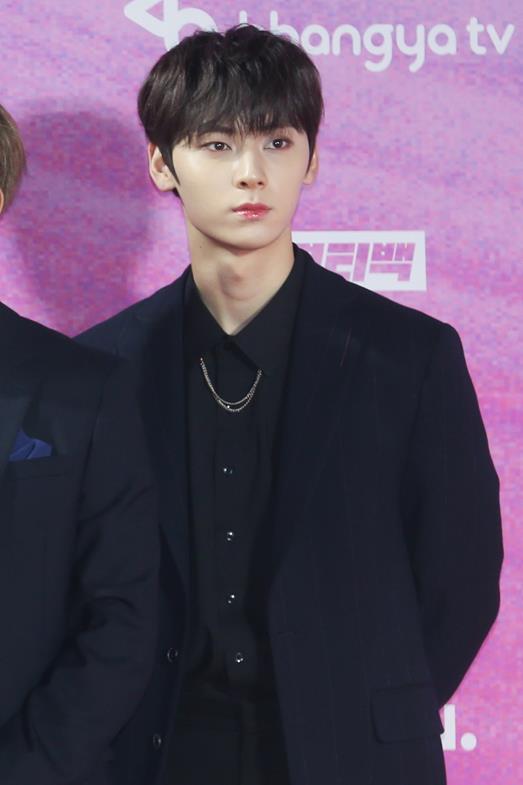 Hwang Min-hyun, a member of the group Wanna One, attended the 28th High1 Seoul Song Award red carpet event held at Gocheok Sky Dome in Guro-gu, Seoul on the afternoon of the 15th.Wanna One, whose contract ended last year, won the Grand Prize and the Fandom School Award at the Seoul Song Awards ahead of the finale concert at the end of this month and expressed gratitude for the love of fans.