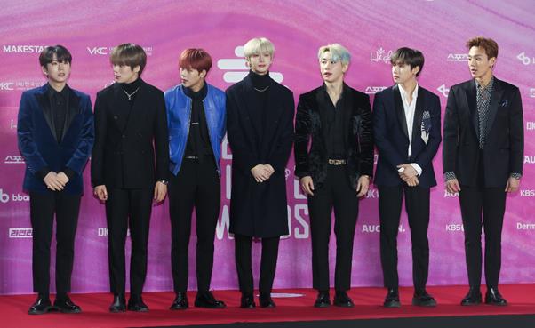 Group Monstarr X attended the 28th High1 Seoul Song Awards Red Carpet event held at Gocheok Sky Dome in Guro-gu, Seoul on the afternoon of the 15th.Monstarr X, who was active last year and won the first place in terrestrial music broadcasting, won the prize at the Seoul Song Awards.