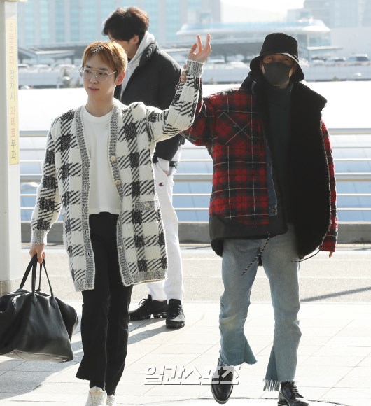 Null and Lee Tae-min are entering the departure hall.