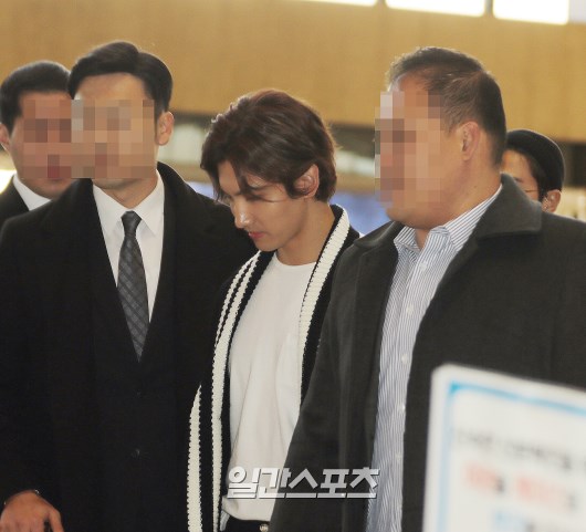 Changmin and Yunho Yunho are entering the Departure Hall.