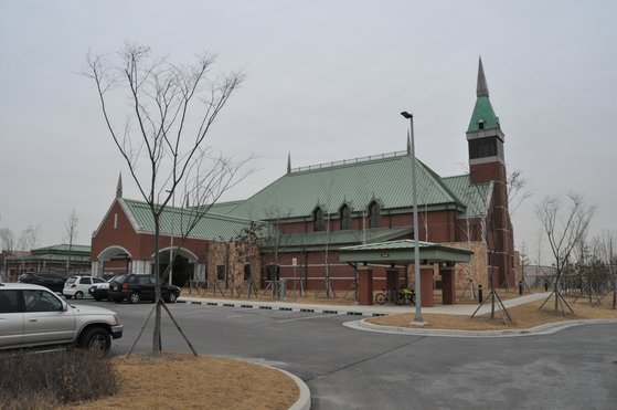 경기도 평택의 미군 기지 캠프 험프리스 내에 세워진 '프리덤 교회 (Freedom Chapel). 기지 내에는 이런 교회가 5개나 마련돼 있다.  남정호 기자