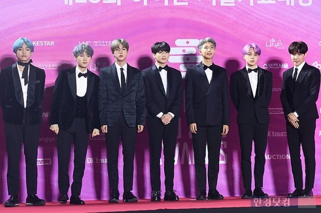 BTS Billboardss 200 record continuesAccording to the latest chart released by Billboardss on the 15th (local time), the group BTS repackaged album LOVE YOURSELF was ranked 78th on the Billboardss 200.As a result, BTS started its first week in September last year and has been named for 20 consecutive weeks until this chart.In addition, the album ranked # 1 in the World Album, # 2 in the Independent Album, # 45 in the Top Album Sales, and # 59 in the Billboardss Canadian Album.LOVE YOURSELF Her and LOVE YOURSELF Tear ranked 2nd and 3rd in World Album, 3rd and 4th in Independent Album, Top Album Sales 65th and 77th.BTS has been ranked # 1 in Social 50 for 79 consecutive weeks, and has been on the record for the longest consecutive period and ranked # 4 in Artist 100.BTS successful to settle Billboardss 200 for 78th and 20th consecutive weeks