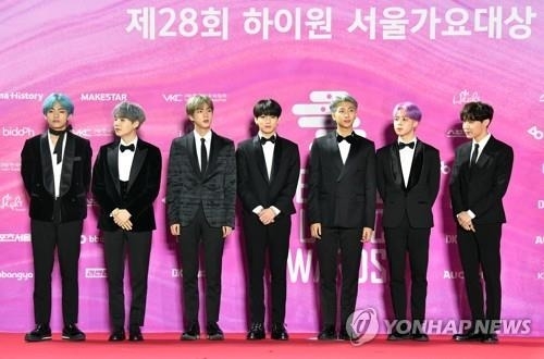 The group BTS has entered the Billboardss main chart for five months.According to the latest chart released by Billboardss on the 15th (local time), the repackaged album Love Yourself Resolution Anthur (LOVE YOURSELF ANSWER), released by them last August, peaked at number 78 on the Billboardss main album chart Billboardss 200.The album has been on the chart for 20 weeks since entering the top of the Billboardss 200 last September.He also ranked # 1 in the World Album, # 2 in the Independent Album, # 45 in the Top Album Sales, and # 59 in the Billboardss Canadian Album.BTS ranked first in Social 50 for 79 consecutive weeks and ranked fourth in Artist 100.The bulletproof boy band, which won the Grand Prize at the 28th High1 Seoul Song Grand Prize on the previous day, will continue the Love Your Self tour in Singapore on the 19th.