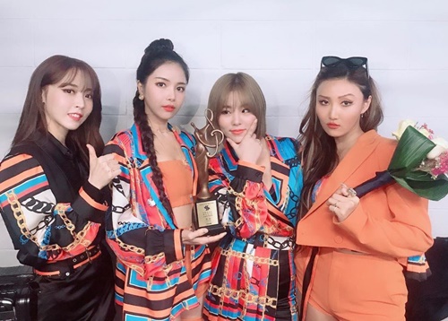 Nothing is the best.Group MAMAMOO turned the awards to fan club Mumu for joy.On the 15th, MAMAMOO official Instagram posted a picture with an article entitled Today is the best day, we will meet soon, we will meet soon.The members of MAMAMOO in the public photos hold the 28th High1 Seoul Song Awards (hereinafter referred to as Seoul Song Awards) trophy with a bright expression.In addition to the happy atmosphere of the four people, colorful stage costumes also attract attention.MAMAMOO received the award of the awards at the Seoul Song Awards held at Gocheok Sky Dome in Guro-gu, Seoul this afternoon.