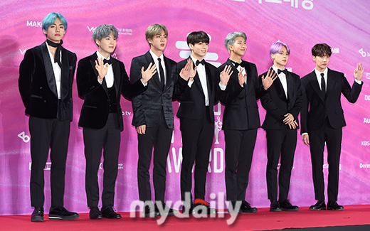 The group BTS has been ranked for five months on the US Billboardss main album chart.According to the latest chart released by Billboardss on Saturday, BTS repackaged album LOVE YOURSELF Answer reached number 78 on the Billboardss 200.As a result, BTS started its first week in September last year and has been named for 20 consecutive weeks until this chart.The album also ranked # 1 in the World Album, # 2 in the Independent Album, # 45 in the Top Album Sales, and # 59 in the Billboardss Canadian Album.LOVE YOURSELF Her and LOVE YOURSELF Tear ranked 2nd and 3rd in World Album, 3rd and 4th in Independent Album, 65th and 77th in Top Album Sales.BTS has been ranked # 1 in Social 50 for 79 consecutive weeks, and has been on the record for the longest consecutive period and ranked # 4 in Artist 100.Meanwhile, BTS will continue its LOVE YOURSELF tour in Singapore on January 19th.