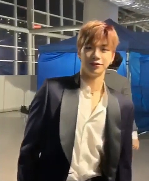 Kang Daniel showed a bright smile.He released the video on Instagram   on the 15th with a short article titled # Award Ceremony #Hihi. He is going to the ceremony of the Seogadae ceremony held the previous day.He walked out to the stage and suddenly turned back and smiled brightly.Fans responded Smile from morning and Its cool.Meanwhile, Wanna One will hold a last concert as a group at the Gocheok Sky Dome in Seoul from the 24th and will say goodbye to fans.