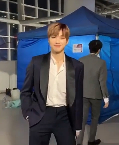 Kang Daniel showed a bright smile.He released the video on Instagram   on the 15th with a short article titled # Award Ceremony #Hihi. He is going to the ceremony of the Seogadae ceremony held the previous day.He walked out to the stage and suddenly turned back and smiled brightly.Fans responded Smile from morning and Its cool.Meanwhile, Wanna One will hold a last concert as a group at the Gocheok Sky Dome in Seoul from the 24th and will say goodbye to fans.