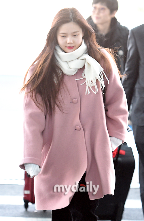 OH MY GIRL Hyojung is being departed into United States of America through United States of America Concert Car Incheon International Airport on the morning of the 16th.