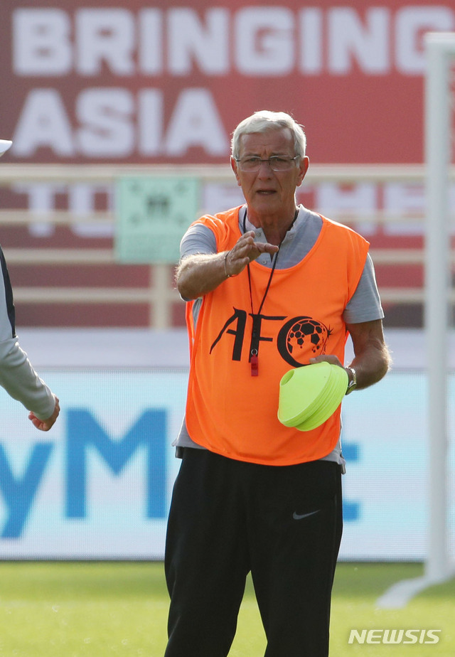 【아부다비(아랍에미리트)=뉴시스】김진아 기자 = 2019 AFC 아시안컵 C조 조별리그 3차전 한국과 중국의 경기를 하루 앞둔 15일 오후(현지시간) 아랍에미리트 아부다비 알 나얀 스타디움에서 중국 축구대표팀 마르첼로 리피 감독이 훈련 전 지시를 하고 있다. 2019.01.15.  bluesoda@newsis.com