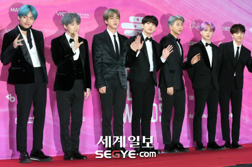 The Idol group BTS won the grand prize at the 28th High1 Seoul Song Awards, and won the top album award and the main prize, earning three gold medals.