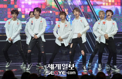 Group Berry Berry is performing a heated performance at the MBC Music Show Champion held at MBC Dream Center in Chang dong, Goyang-si, Gyeonggi-do on the afternoon of the 16th.