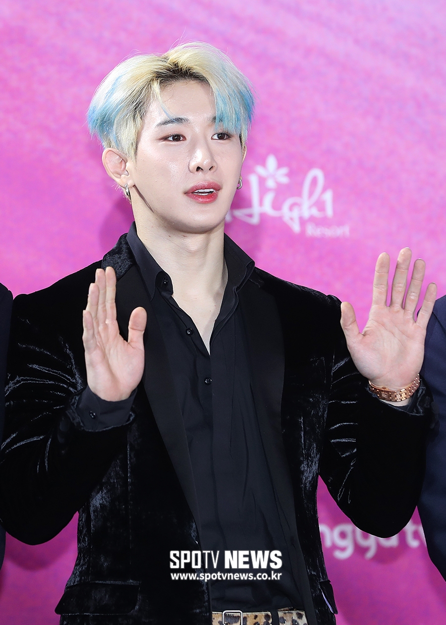 The 28th High1 Seoul Song Festival Red Carpet Event was held at Gocheok Sky Dome in Guro-gu, Seoul on the afternoon of the 15th; Monstar X Wonho poses.