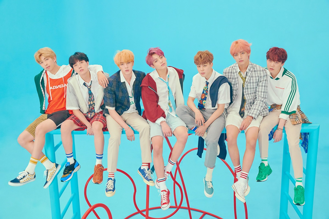 The group BTS has been ranked for five months on the US Billboardss main album chart.According to the latest chart released by Billboardss on the 15th (local time), BTS repackaged album LOVE YOURSELF Answer ranked 78th on the Billboardss 200.As a result, BTS started its first week in September last year and has been named for 20 consecutive weeks until this chart.In addition, the album ranked # 1 in the World Album, # 2 in the Independent Album, # 45 in the Top Album Sales, and # 59 in the Billboardss Canadian Album.LOVE YOURSELF Her and LOVE YOURSELF Tear ranked 2nd and 3rd in World Album, 3rd and 4th in Independant Album, 65th and 77th in Top Album Sales.BTS also proved its keen interest by ranking first in Social 50 for 79 consecutive weeks, breaking its record for the longest consecutive period, and also ranking fourth in Artist 100.Meanwhile, BTS will continue its LOVE YOURSELF tour in Singapore on January 19.