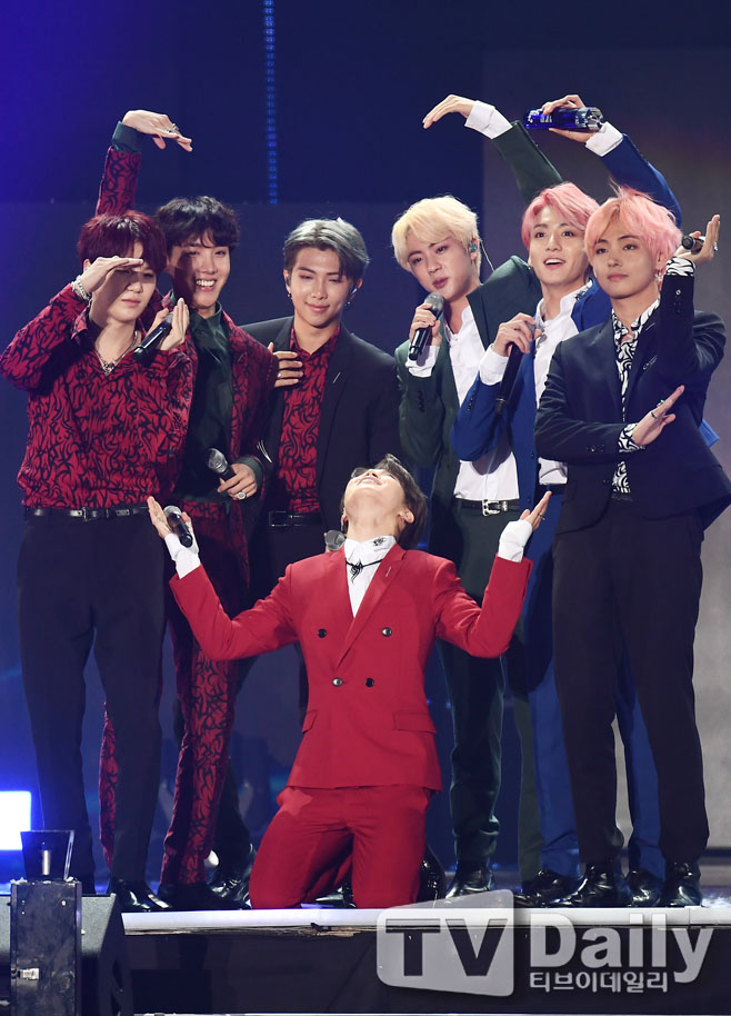 The group BTS has been ranked for five months on the US Billboardss main album chart.According to the latest chart released by Billboardss on Saturday, BTS repackaged album Love Yourself Resolution Answer (LOVE YOURSELF Answer) peaked at number 78 on the Billboardss 200.As a result, BTS started its first week in September last year and has been named for 20 consecutive weeks until this chart.The album also ranked # 1 in the World Album, # 2 in the Independent Album, # 45 in the Top Album Sales, and # 59 in the Billboardss Canadian Album.Love Yourself win Her (LOVE YOURSELF Her) and Love Yourself former Tear (LOVE YOURSELF) ranked second and third in World Albums, third and fourth in Independant Albums, 65th and 77th in Top Album Sales.BTS has been ranked # 1 in Social 50 for 79 consecutive weeks, and has been on the record for the longest consecutive period and ranked # 4 in Artist 100.Meanwhile, BTS will continue its Love Your Self tour in Singapore on the 19th.