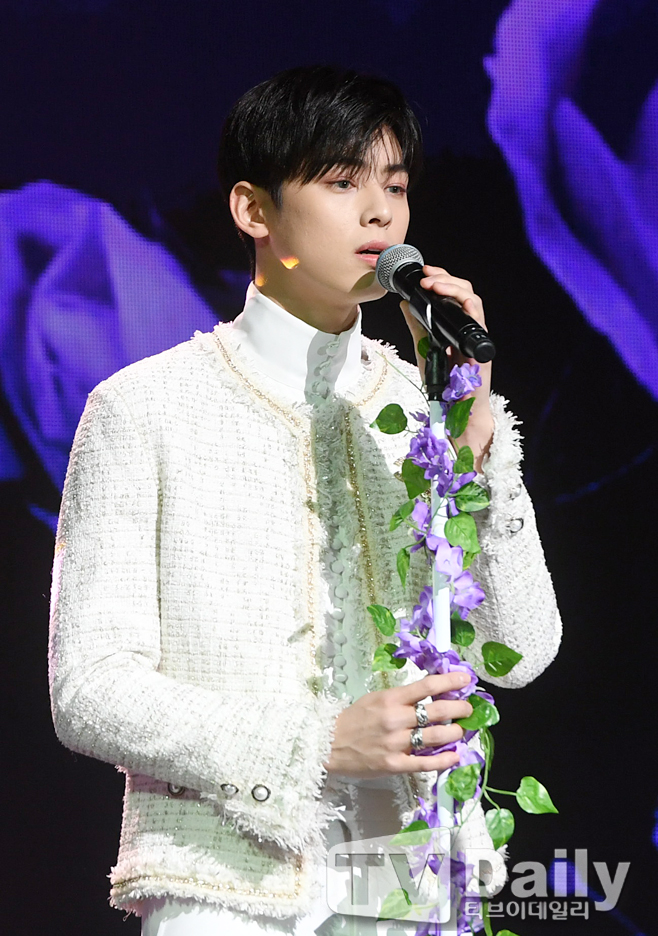 Astros first full-length album, All Light, was held at COEX Atium in Samseong-dong, Gangnam-gu, Seoul on the afternoon of the 16th.Astro Cha Eun-woo is attending the showcase on the day.The title song All Night (Call me) is a song that expresses the heart of a man who wants to talk all night long waiting for the contact of his beloved lover.Astros first full-length album, All Light showcase