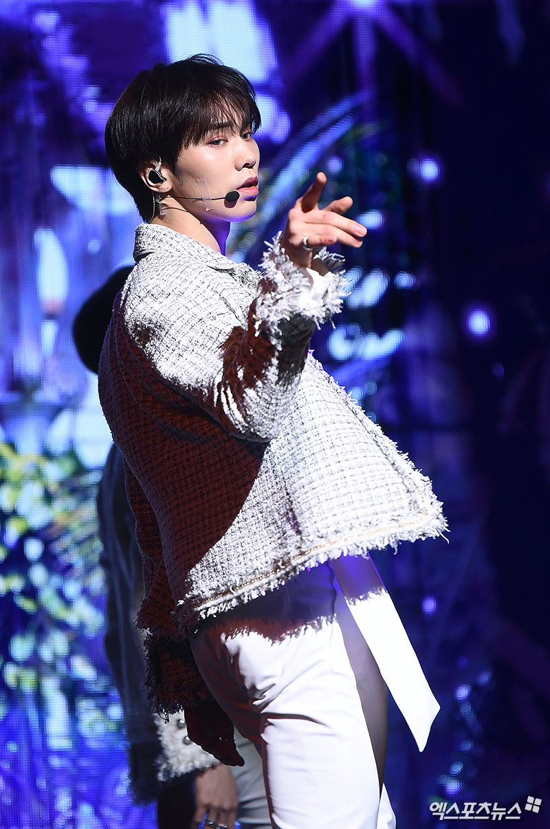 On the afternoon of the 16th, the first Music album All Light showcase was held at COEX Atium in Samseong-dong, Seoul.Astro Raki, who attended the showcase on the day, is showing the stage.