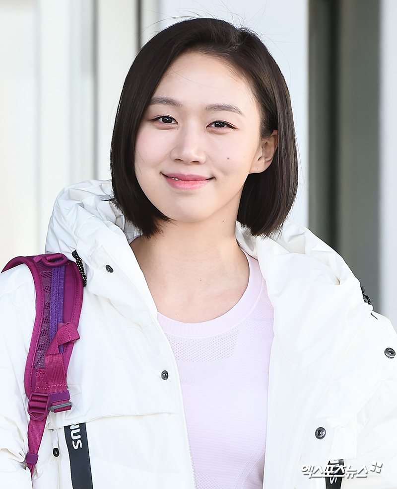 Actor Ko Sung-hee is departing to New Zealand through the Incheon International Airport on the afternoon of the 16th, shooting SBS Jungles Law in Chatham.