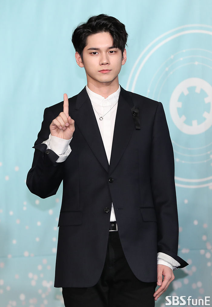 Group Wanna One Ong Seong-wu was named as the main character of Drama.Ong Seong-wu, who officially completed Wanna One activities last December, will start his solo career with a Confirmation as the main character of JTBC Drama 18 Moments.The Eighteen Moments (directed by Shim Na-yeon, playwright Yoon Kyung-ah, production Drama House, and SM Life Design Group) is an emotional youth that looks into the world of precarious and immature Pre-youth as it is.Ong Seong-wu plays the eighteen-year-old Choi Jun Woo, whose solitude has become a habit in this drama.Choi Jun Woo does not have empathy ability and looks cold, but because he is always alone, loneliness is a daily life, and emotional expression is poor, but in fact he is a boy with a strange and cute anti-war charm.Eighteen Moments is a story about Junwoo transferring to a school and plans to draw on the changes and growth of eighteen youths.Earlier, Ong Seong-wu made his debut as Wanna One in 2017 with the final fifth place on Mnets Produce 101.Ong Seong-wu showed passion not only for Wanna One activities but also for Top Model for entertainment, acting MC.Ong Seong-wu said through his agency, I am anxious and looking forward to a new start. The feeling of excitement is like preparing for my debut.I am going to work with my heart because it was La Strada, which was not just Top Model but a long time dream, he said.I will be an Ong Seong-wu who will always show a good appearance with more diverse and ever-developing appearance. I will work hard, so please watch.On the other hand, Ong Seong-wu is planning to meet with domestic fans in the second half of the year, including overseas fan meeting tour, and it is said that he is doing various ideas for fans with his agency.In addition, Wanna One has been recognized for its ability and charm as a singer, so it has plans for solo albums and specific timing of album release is being discussed.