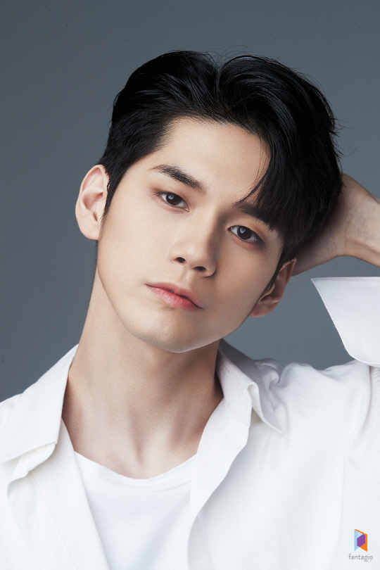 Ong Seong-wu will start his solo career with Confirming his appearance as the main character of Drama Film Eight Moments.Ong Seong-wu, who made his debut as Wanna One in the final 5th place in Season 2 of Produce 101 in 2017, has been attracting attention by building his own brand by playing in various fields such as entertainment, acting and MC as well as singing and dancing.Ong Seong-wu, who spent a meaningful 2018 as a member of Wanna One, which captivated both fandom and popularity.In 2019, he will announce his new start as an actor and will take an active step toward talent in various fields.JTBCs New Moonwha Drama The Eighteen Moments (directed by Shim Na-yeon, playwright Yoon Kyung-ah, production Drama House, and S.E. Life Design Group), which Confirms the appearance of Ong Seong-wu, is an emotional youth that looks into the world of precarious and immature Pre-youth as it is, It is a work that will stimulate the emotions and deep sympathy by putting the 18 moments that would have passed by everyone in real and deep.Ong Seong-wu plays the eighteen-year-old Choi Jun Woo, where solitude has become a habit.Choi Jun Woo does not have empathy ability and looks cold, but because he is always alone, loneliness is a daily life, and emotional expression is poor, but in fact he is a boy with a strange and cute anti-war charm.Eighteen Moments is a story about Junwoo transferring to a school and plans to draw on the changes and growth of eighteen youths.Ong Seong-wu said through his agency, I am anxious and looking forward to a new start. The feeling of excitement is like preparing for my debut.I am going to work in my work with a sincere heart because it was La Strada, which was not a simple challenge but a long time dream. I will be an Ong Seong-wu who will always show a good appearance with more diverse and ever-developing appearance. I will work hard, so please watch.On the other hand, Ong Seong-wu is planning to meet with domestic fans in the second half of the year, including overseas fan meeting tour, and it is said that he is doing various ideas for fans with his agency.In addition, Wanna One has been recognized for its ability and charm as a singer, so it has plans for solo albums and specific timing of album release is being discussed.It is noteworthy that Ong Seong-wu, who has stopped the start of full-scale solo activities, will take a look at the future.