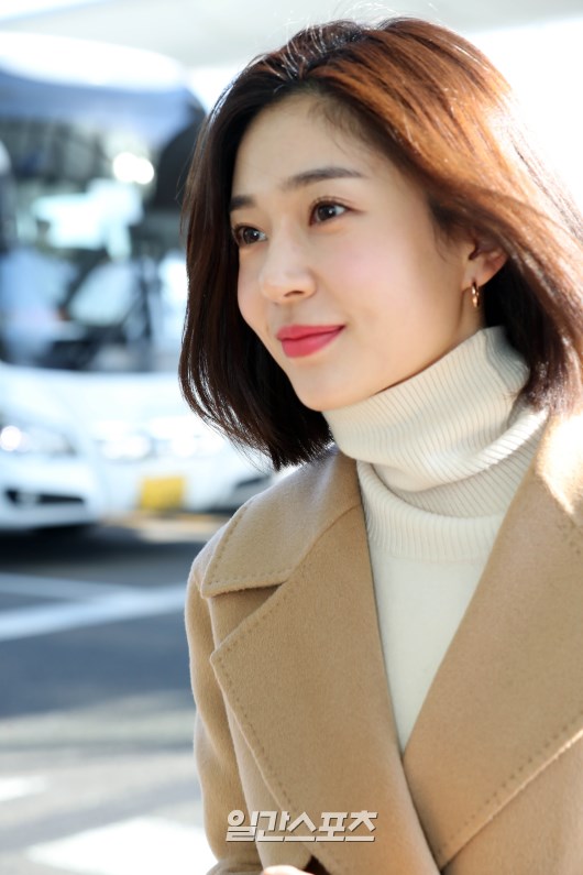 Baek Jin-hee poses as he heads to the departure hall.