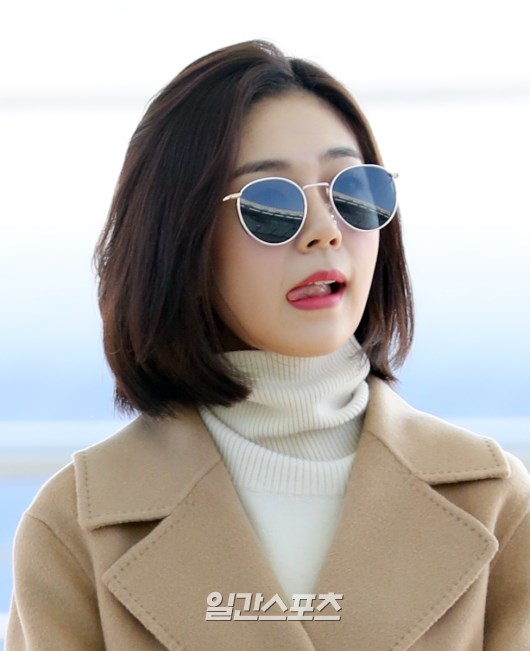 Baek Jin-hee poses as he heads to the departure hall.