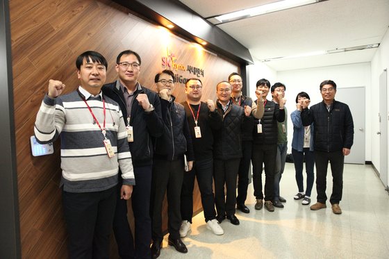 17일 SK하이닉스 사내벤처 하이개라지(HiGarage) 출범식에서 이석희 SK하이닉스 대표이사(왼쪽에서 다섯 번째)와 사내벤처 주인공들이 기념촬영을 하고 있다.              [사진=SK하이닉스]