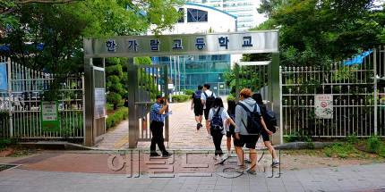 [기록적인 폭염을 기록한 지난해 여름, 한가람고 학생들이 반바지 교복을 입고 등교하는 모습. 사진=헤럴드경제DB]