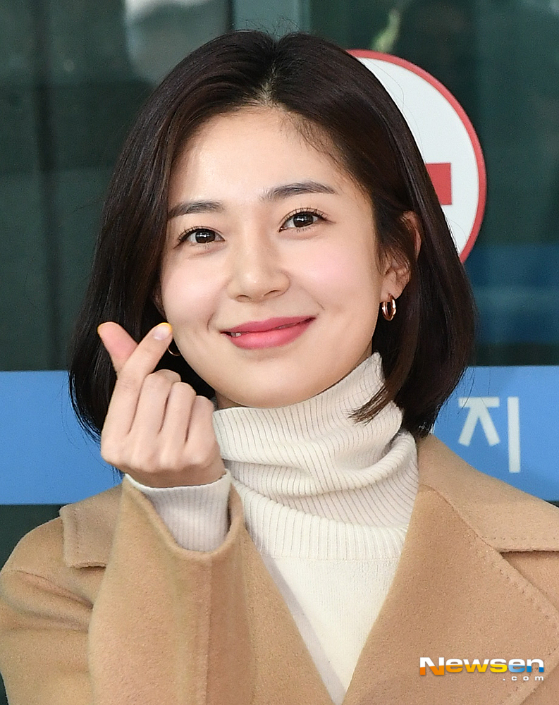 Actor Baek Jin-hee leaves for Hong Kong on the photo shoot schedule through the Incheon International Airport in Unseo-dong, Jung-gu, Incheon on the morning of January 17.useful stock