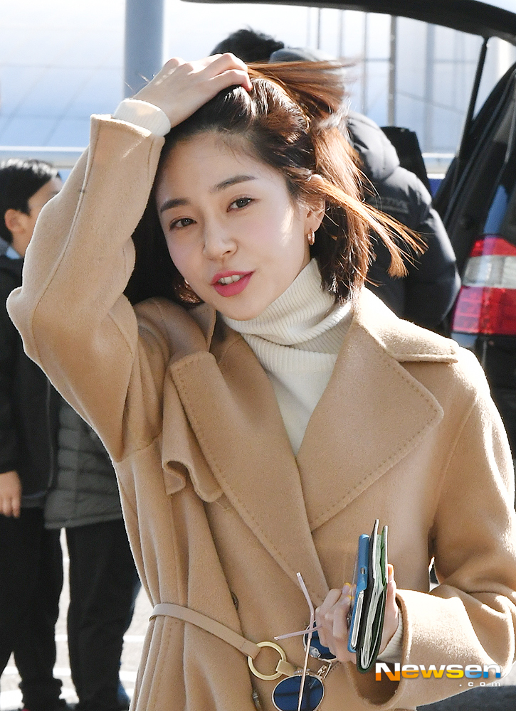 Actor Baek Jin-hee leaves for Hong Kong on January 17th through the Incheon International Airport in Unseo-dong, Jung-gu, Incheon.useful stock