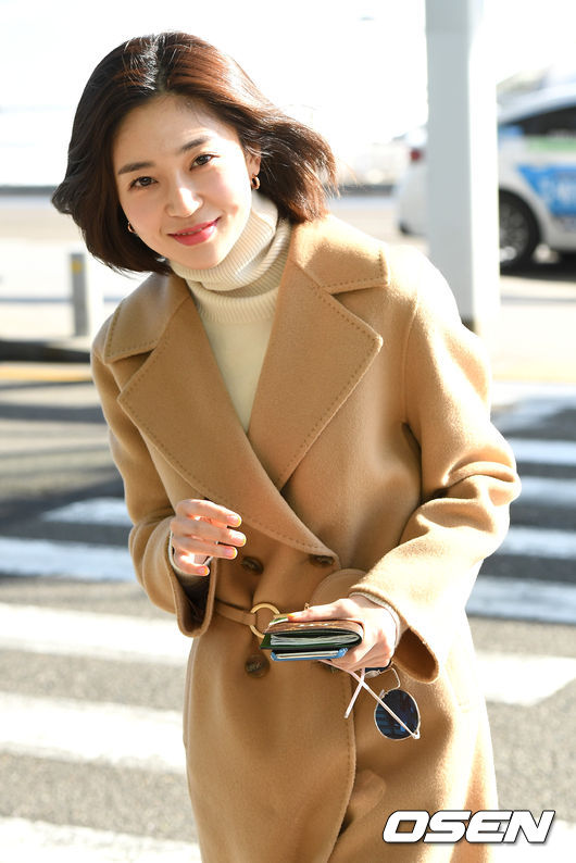 Actor Baek Jin-hee deparated through ICN airport, a photo shoot in Hong Kong on the morning of the 17th.Baek Jin-hee heads to Departure Field