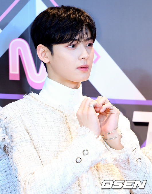 Mnet M Countdown live photo wall was held at Sangam-dong CJ ENM Center in Mapo-gu, Seoul on the afternoon of the 17th.Astro Cha Eun-woo has photo time.