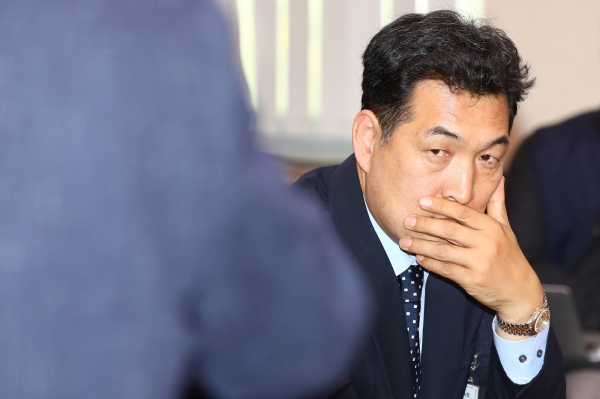 전명규 전 대한빙상경기연맹 부회장이 지난해 10월23일 국회에서 열린 문화체육관광위원회의 국정감사에 출석했다. ⓒ 시사저널 박은숙