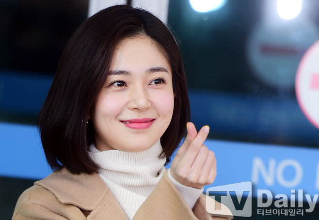 Baek Jin-hee departed to Hong Kong through Incheon International Airport on the morning of the 17th.Actor Baek Jin-hee is heading for the Departure chapter.Meanwhile, Baek Jin-hee appeared in the KBS2 drama I Love You to Die, which ended on December 27, 2018.Baek Jin-hee Departure