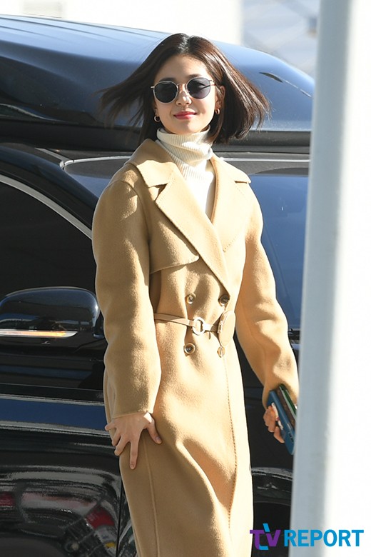Actor Baek Jin-hee left for Hong Kong through Incheon International Airport on the morning of the 17th.