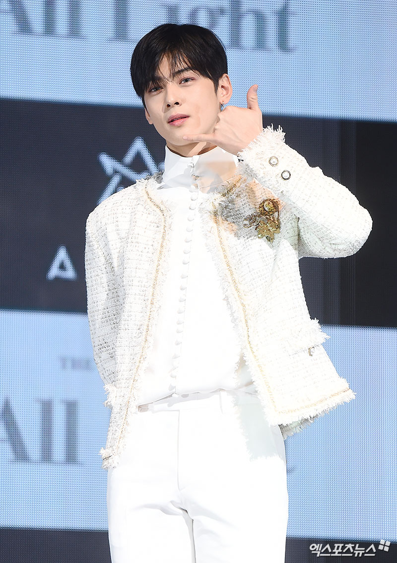 On the afternoon of the 16th, the group Astros first regular album All Light Showcase was held at COEX Artium in Samseong-dong, Seoul.Astro Cha Eun-woo, who attended the showcase on the day, poses.