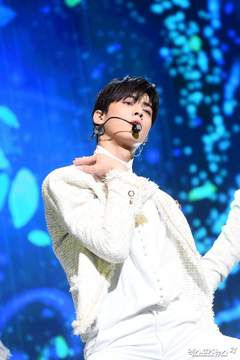 On the afternoon of the 16th, the first regular album All Light Showcase was held at COEX Artium in Samseong-dong, Seoul.Astro Cha Eun-woo, who attended the showcase on the day, is showing the stage.