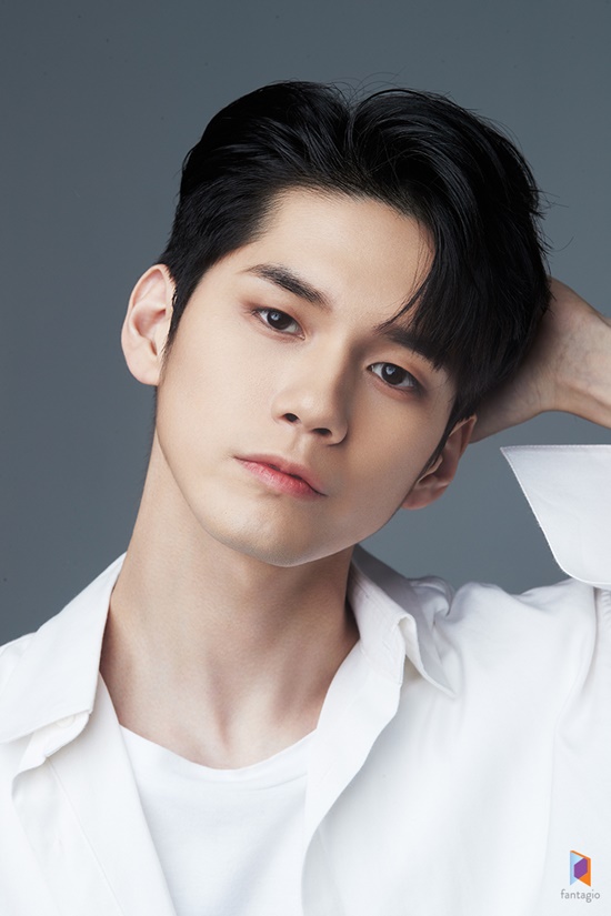 Ong Seong-wu from Wanna One will start his solo career in earnest by Confirming his appearance as the main character of Drama Film Eight Moments.Ong Seong-wu, who made his debut as Wanna One in the final 5th place in Season 2 of Produce 101 in 2017, has been attracting attention by building his own brand by playing in various fields such as entertainment, acting and MC as well as singing and dancing.Ong Seong-wu, who spent a meaningful 2018 as a member of Wanna One, which captivated both fandom and popularity.In 2019, he will announce his new start as an actor and will take an active step toward talent in various fields.JTBCs New Moonwha Drama 18 Moments, which Confirmed Ong Seong-wus appearance, is an emotional youth that looks into the world of precarious and immature Pre-youth as it is, and it is a true and deep-set moment of eighteen, who would have passed through the swirl of emotions even in small things. It is a work that will stimulate emotions and give deep sympathy.Ong Seong-wu plays the eighteen-year-old Choi Jun Woo, who became a habit of loneliness.Choi Jun Woo does not have empathy ability and looks cold, but because he is always alone, loneliness is a daily life, and emotional expression is poor, but in fact he is a boy with a strange and cute anti-war charm.Eighteen Moments is a story about Junwoo transferring to a school and plans to draw on the changes and growth of eighteen youths.Ong Seong-wu said through his agency, I am anxious and looking forward to a new start. The feeling of excitement is like preparing for my debut.I am going to work with a sincere heart because it was La Strada, which I had dreamed of for a long time, not just a challenge. Ill be Ong Seong-wu, who always looks good in a more diverse and ever-developing way, he added. Ill work hard, so watch.Ong Seong-wu is said to have plans to meet with domestic fans in the second half of the year, including overseas fan meeting tours, and to do various ideas for fans with his agency.In addition, Wanna One has been recognized for its ability and charm as a singer, so it has plans for solo albums and specific timing of album release is being discussed.PHOTOS: Fantagio