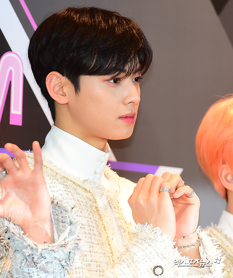 Astro Cha Eun-woo, who appears on Mnet M Countdown held at CJ E & M Center in Sangam-dong, Seoul on the afternoon of the 17th, has photo time.