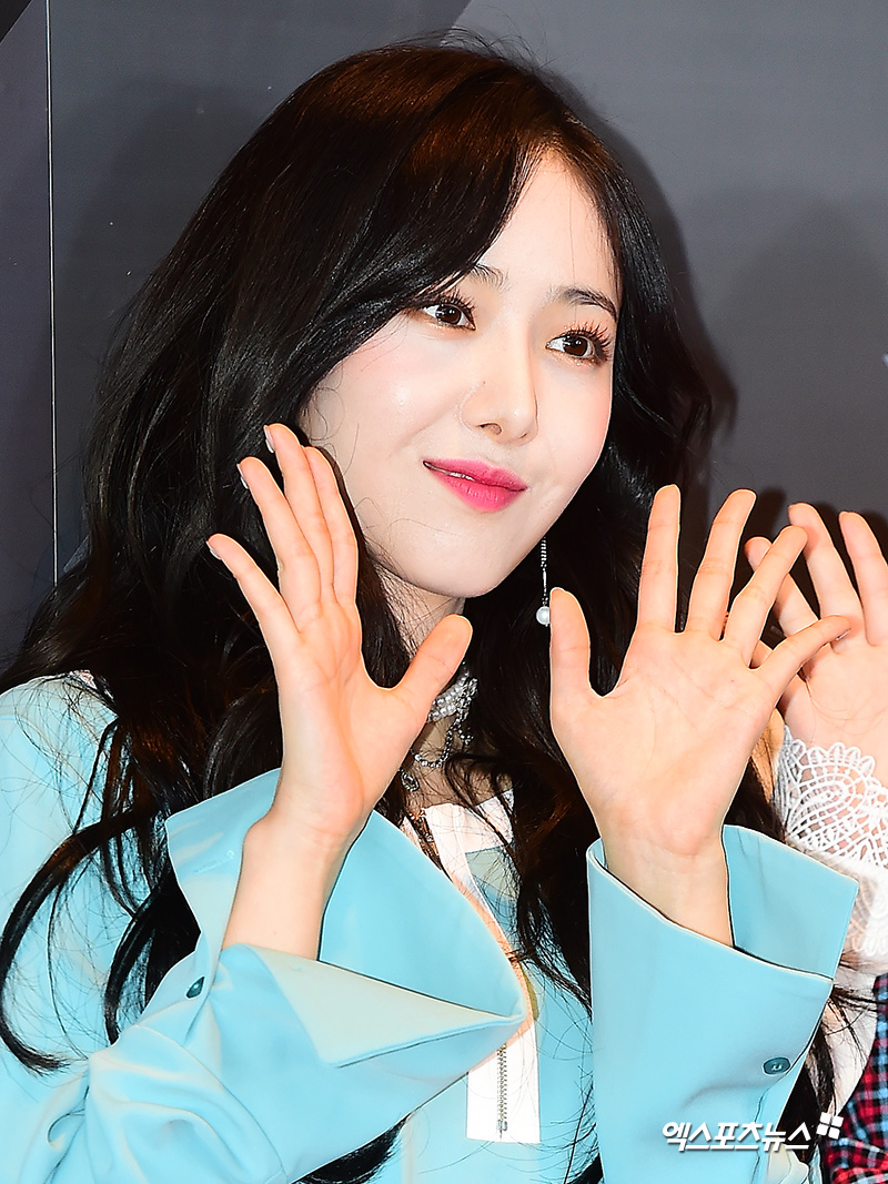 GFriend SinB, who appears on Mnet M Countdown held at CJ E & M Center in Sangam-dong, Seoul on the afternoon of the 17th, has photo time.