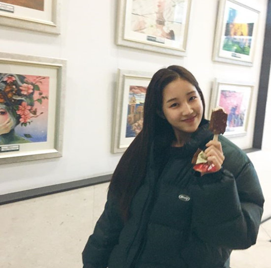Singer Park Bo Ram has been telling the latest sunny news.Park Bo Ram posted a picture on his Instagram on the 17th with the phrase Ice cream in winter.In the photo, Park Bo Ram is fully armed with thick padding and holds Ice cream; he beams like a child and shows off his youthfulness.On the other hand, Park Bo Ram is communicating with fans through his Instagram, which emits the charm of a famous fairy.Photo = Park Bo Ram Instagram