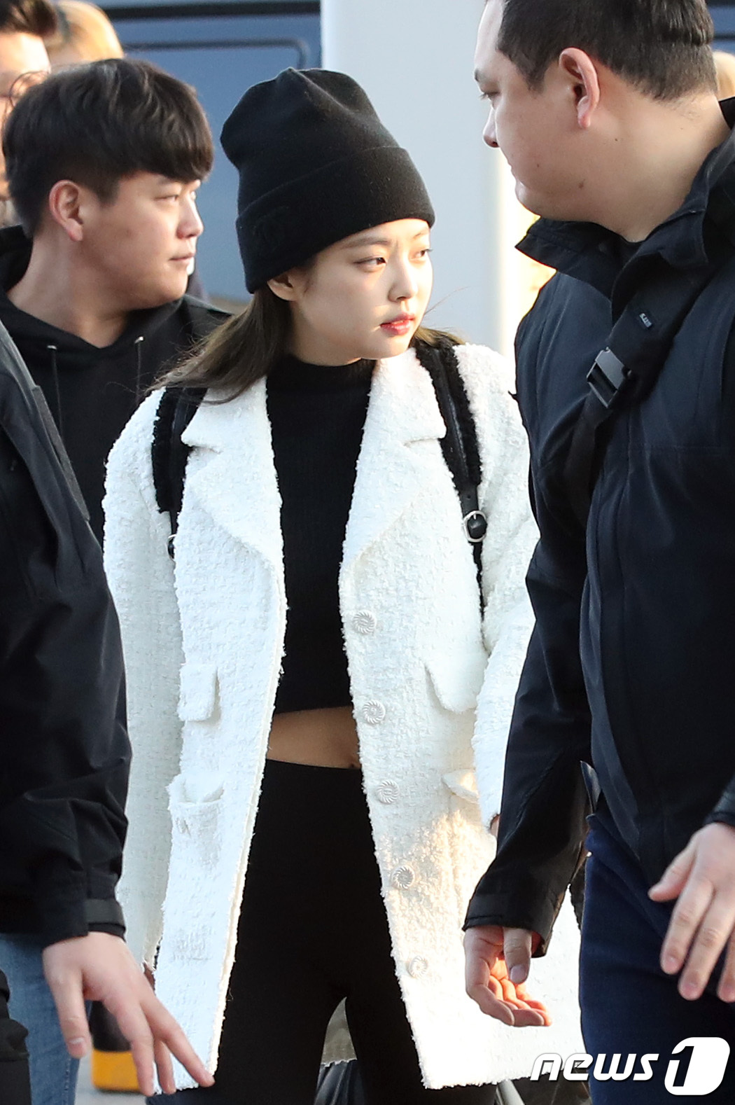 ICN airport=) = BLACKPINK Jenny Kim departs for Jakarta, Indonesia via the Incheon International Airport on the afternoon of the 18th World Tour.2019.1.18.
