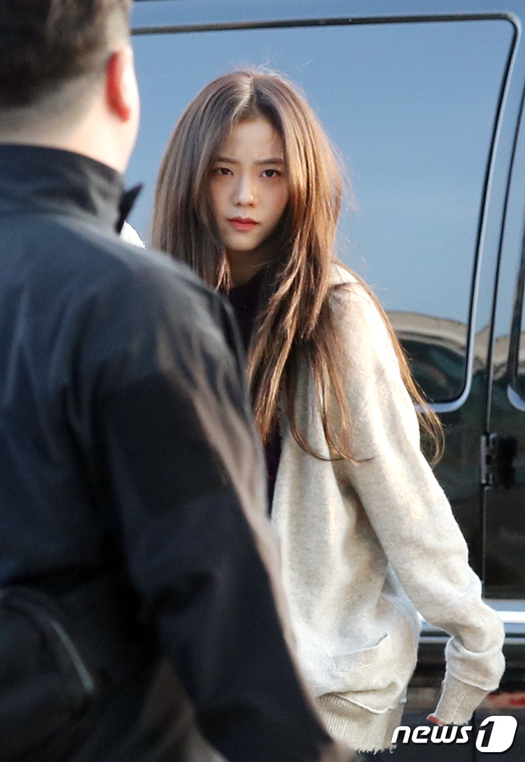 ICN airport=) = BLACKPINK JiSoo is leaving for Jakarta, Indonesia via the Incheon International Airport on the afternoon of the 18th World Tour.2019.1.18