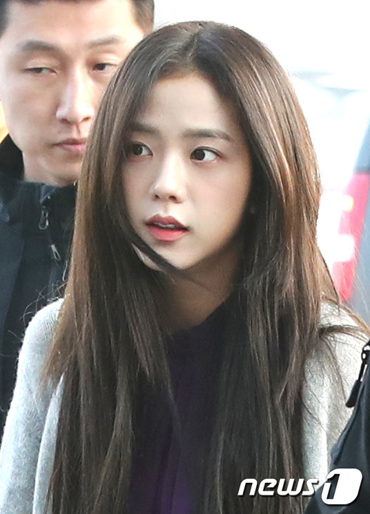 ICN airport=) = BLACKPINK JiSoo is leaving for Jakarta, Indonesia via the Incheon International Airport on the afternoon of the 18th World Tour.2019.1.18